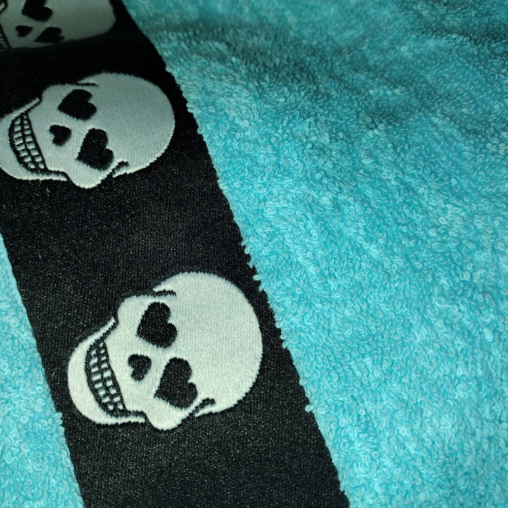 NEW Betsy Johnson Totally Skull Towels NWT Edgy Spooky Halloween HTF